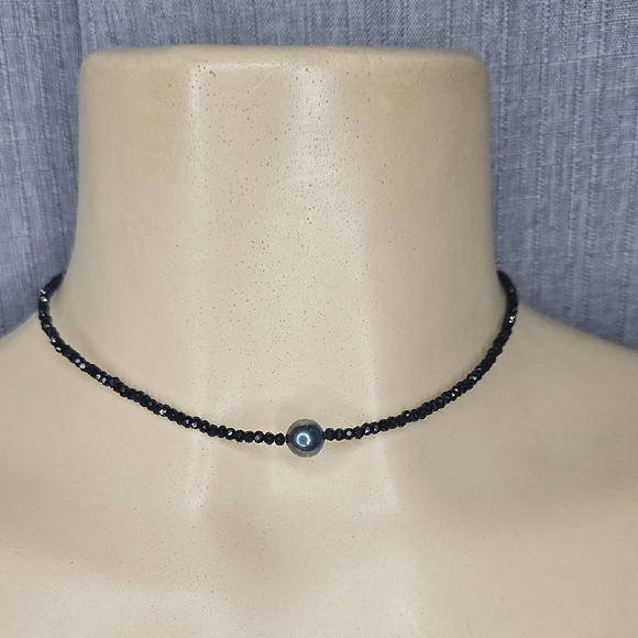 unbranded Jewelry - Black Spinnel Shimmering Choker Necklace